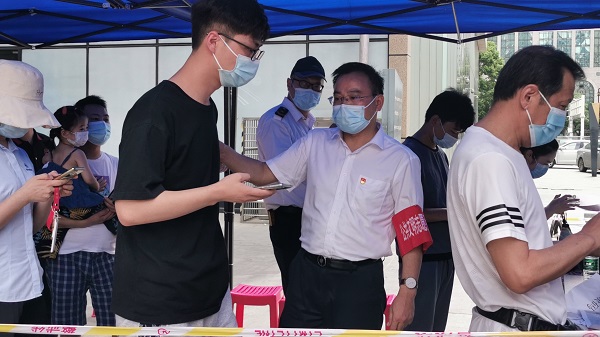 3武汉分公司党支部支援社区核酸筛查工作.jpg
