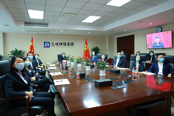 集团领导班子成员、职能部门负责人收看二十大开幕会1.jpg